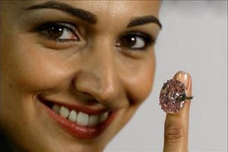 Berlian Pink Star ditemukan oleh perusahaan De Beers pada 1999 di Afrika.