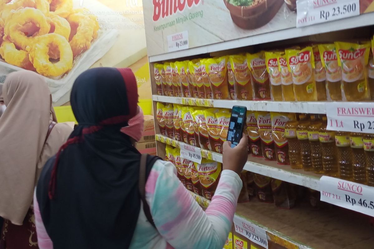 Pembeli minyak goreng di toko swalayan Ratu yang berada di Kota Malang, Jawa Timur pada Kamis (17/3/2022). 