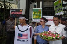 Polisi Malaysia Disodori Lumpia Berbendera Indonesia