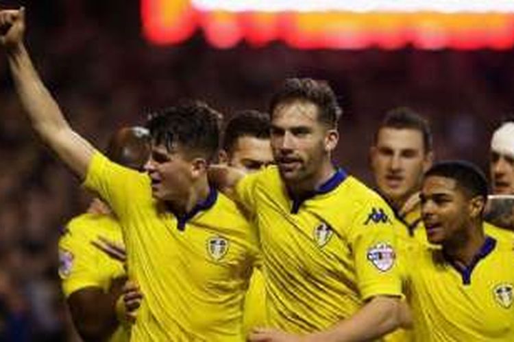 Pemain Leeds United, Sam Byram (kiri), mencetak gol ke gawang Nottingham Forest, dalam laga Football League Championship di City Ground, 27 Desember 2015.