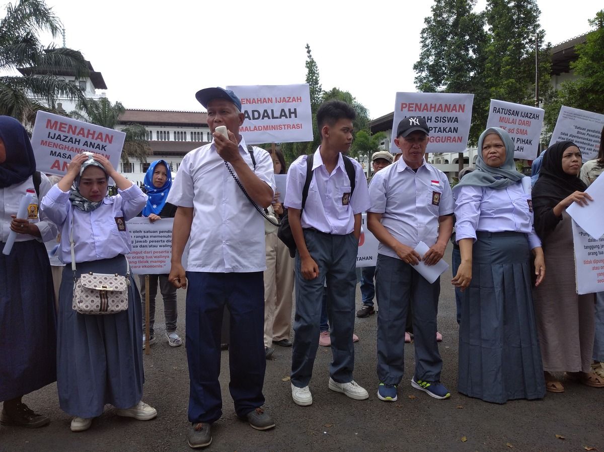 Pakai Seragam, Orangtua Siswa di Bandung Demo karena Ijazah Anaknya Ditahan Sekolah