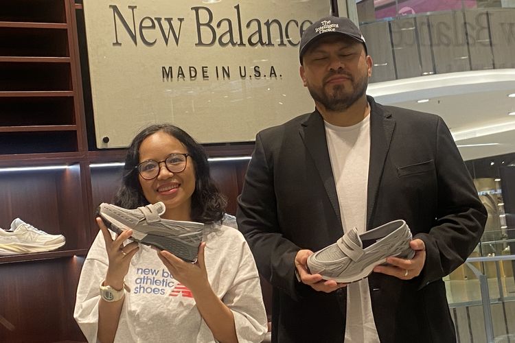 Martina Harianda Mutis dan Joko Anwar pada acara Grey Days 2025 Media Launch yang digelar New Balance di Senayan City, Jakarta Pusat, Jumat (9/5/2025).