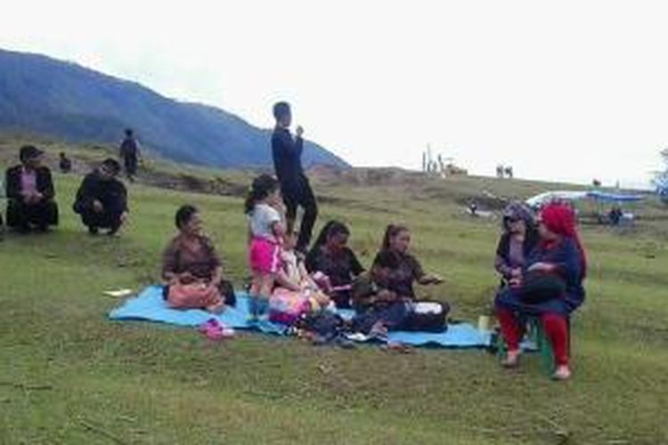 Warga hadir di lokasi Festival Danau Toba di Bukit Beta, Simpang Tuk Tuk, Pulau Samosir, Sumatera Utara, Selasa (10/9/2013). Pergelaran yang mengangkat budaya lokal diselenggarakan pada 8-14 September 2013 yang berpusat di Pulau Samosir.