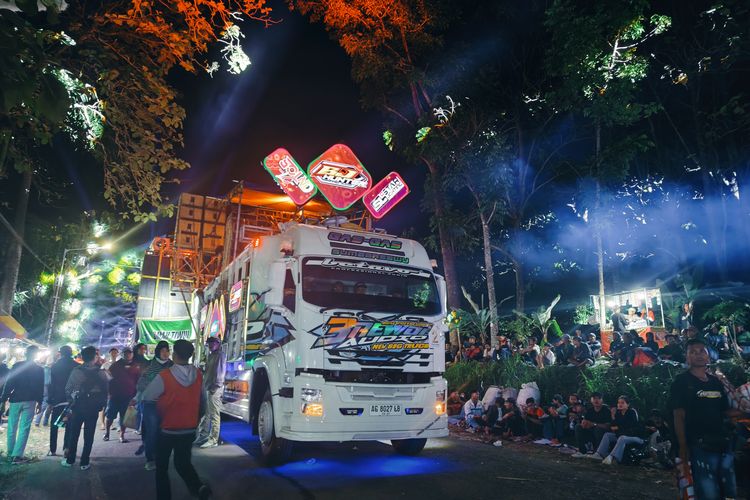 Suasana karnaval yang terselenggara setiap dua tahunan All in Gampingan menggunakan sound horeg yang berlangsung di Pagak, Kabupaten Malang, Jawa Timur, Sabtu (11/10/2025) malam.