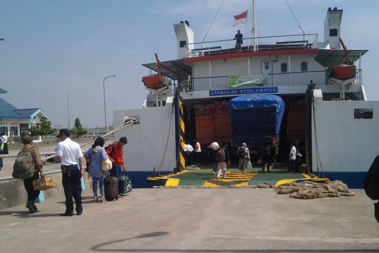 Pemudik yang balik ke Kumai Kalimantan,  melalui pelabuhan Tanjung Kendal. Kompas.Com / Slamet Priyatin 