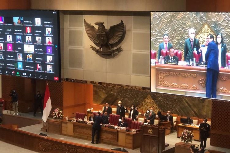 Momen Menteri Hukum dan HAM Yasonna Laoly bersalaman dengan Wakil Ketua DPR Sufmi Dasco Ahmad saat pengesahan RKUHP menjadi UU, di Gedung DPR dalam rapat paripurna, Selasa (6/12/2022).