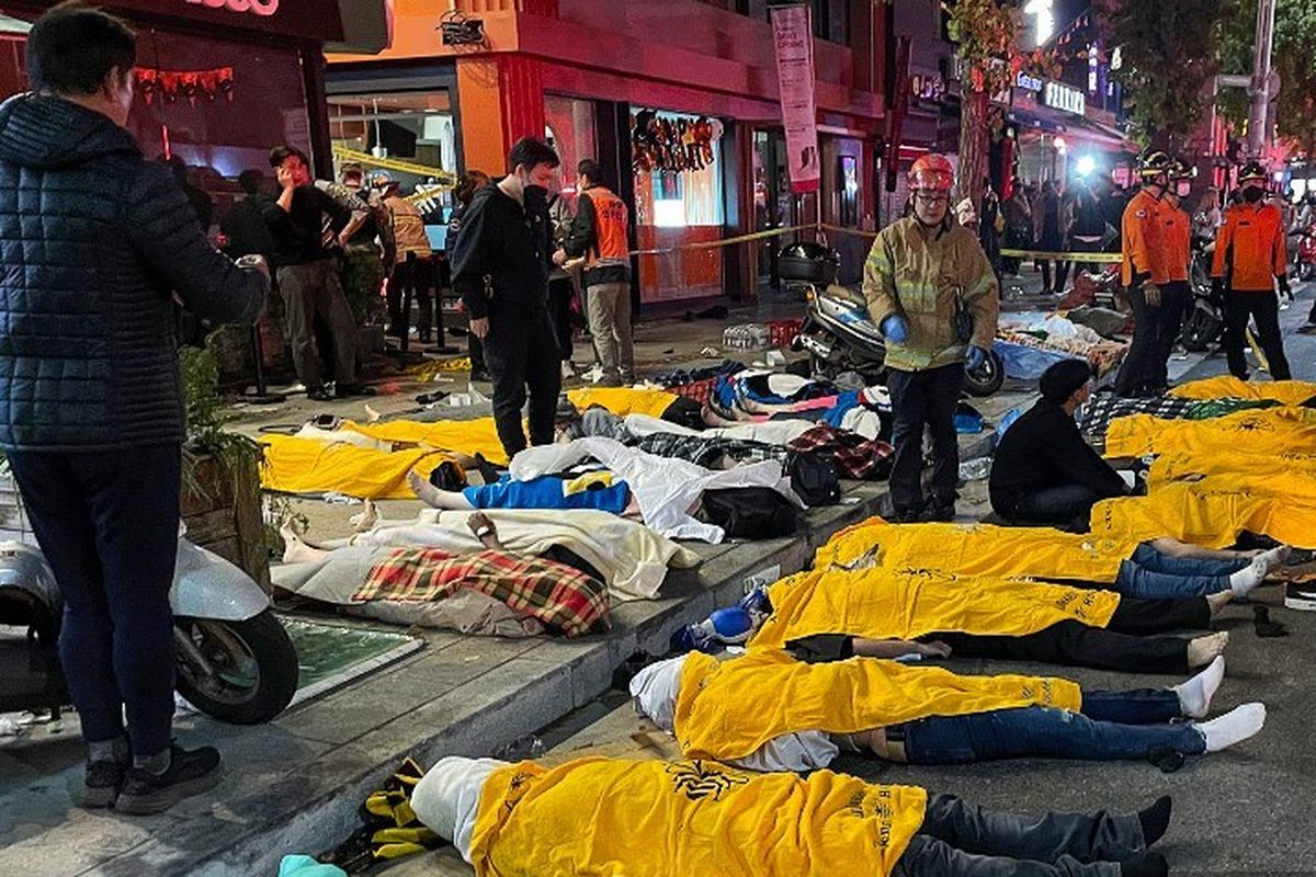 Jenazah para korban tewas dari tragedi Halloween Itaewon di distrik ibu kota Seoul, Korea Selatan, Minggu (30/10/2022). Para korban diyakini tewas karena gagal jantung akibat berdesakan dan terinjak-injak dalam kerumunan ribuan orang yang merayakan pesta Halloween.