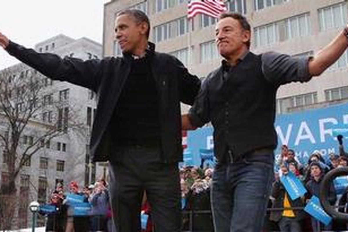 Presiden Amerika Serikat Barack Obama dan rocker Bruce Springsteen berkampanye di Madison, Wisconsin, Senin (5/11/2012).  