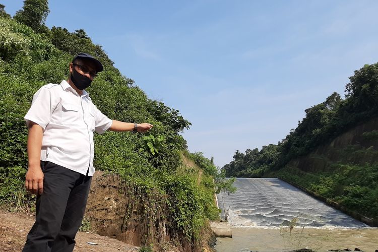 Warga memanfaatkan saluran pembuangan air bendungan Sindangheula, Kabupaten Serang untuk berseluncur, Kamis (18/6/2020.