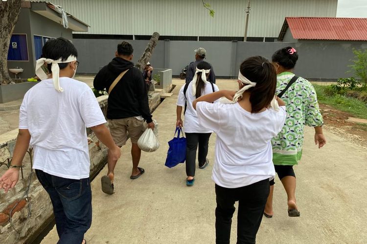 Usai dilakukan kremasi pada Rabu (30/11/2022) keluarga membawa abu jenazah menuju laut untuk dilarungkan. Mereka menggunakan kapal tradisional, dan melarungkan abu tersebut di tengah lautan. 