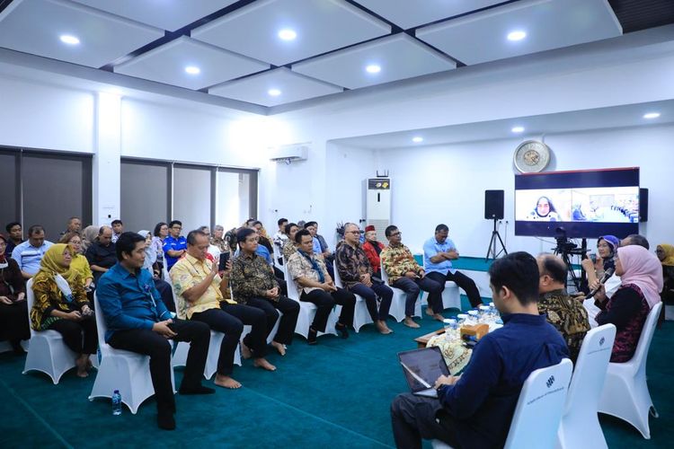Apindo, Kadin, dan pemimpin Serikat Pekerja/Serikat Buruh berkumpul di rumah dinas Menteri Ketenagakerjaan Ida Fauziyah dalam rangka mendengar penjelasan Perppu Cipta Kerja yang menimbulkan polemik, di Jakarta, Jumat (6/1/2023).