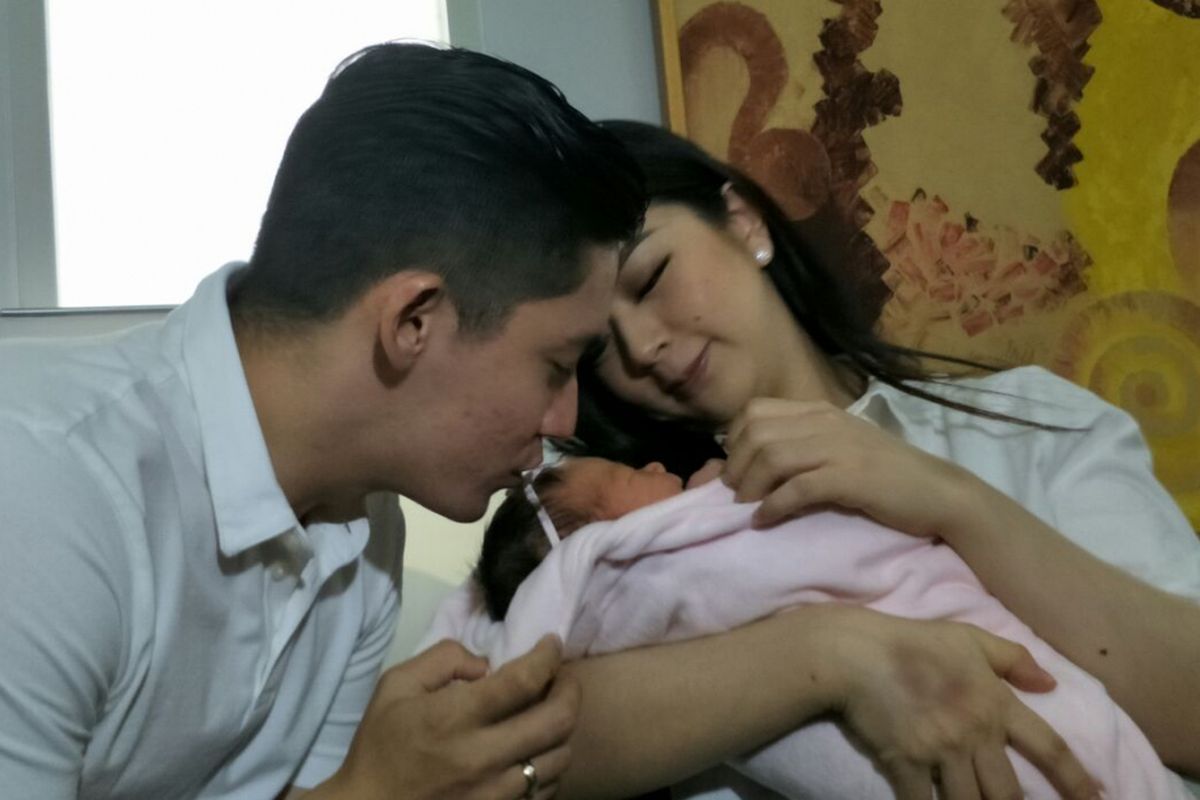 Samuel Zylgwyn dan Franda mencium anak pertama mereka saat ditemui di RDIA Kemang Medical Care, Kemang, Jakarta Selatan, Rabu (2/5/2018).