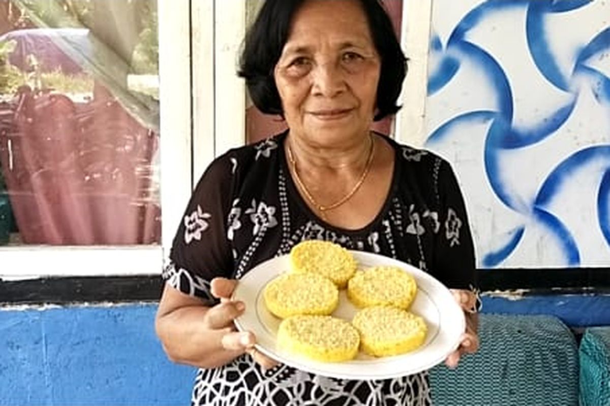 Kornelia Lahu Jumpa yang biasa disapa Mama Neli Jumpa (64), seorang ibu rumah tangga di Kampung Peot, Kelurahan Peot, Kecamatan Borong, Kabupaten Manggarai Timur, Provinsi Nusa Tenggara Timur merawat usaha mikro kecil dan Menengah (UMKM) pangan lokal bernama Jojong.