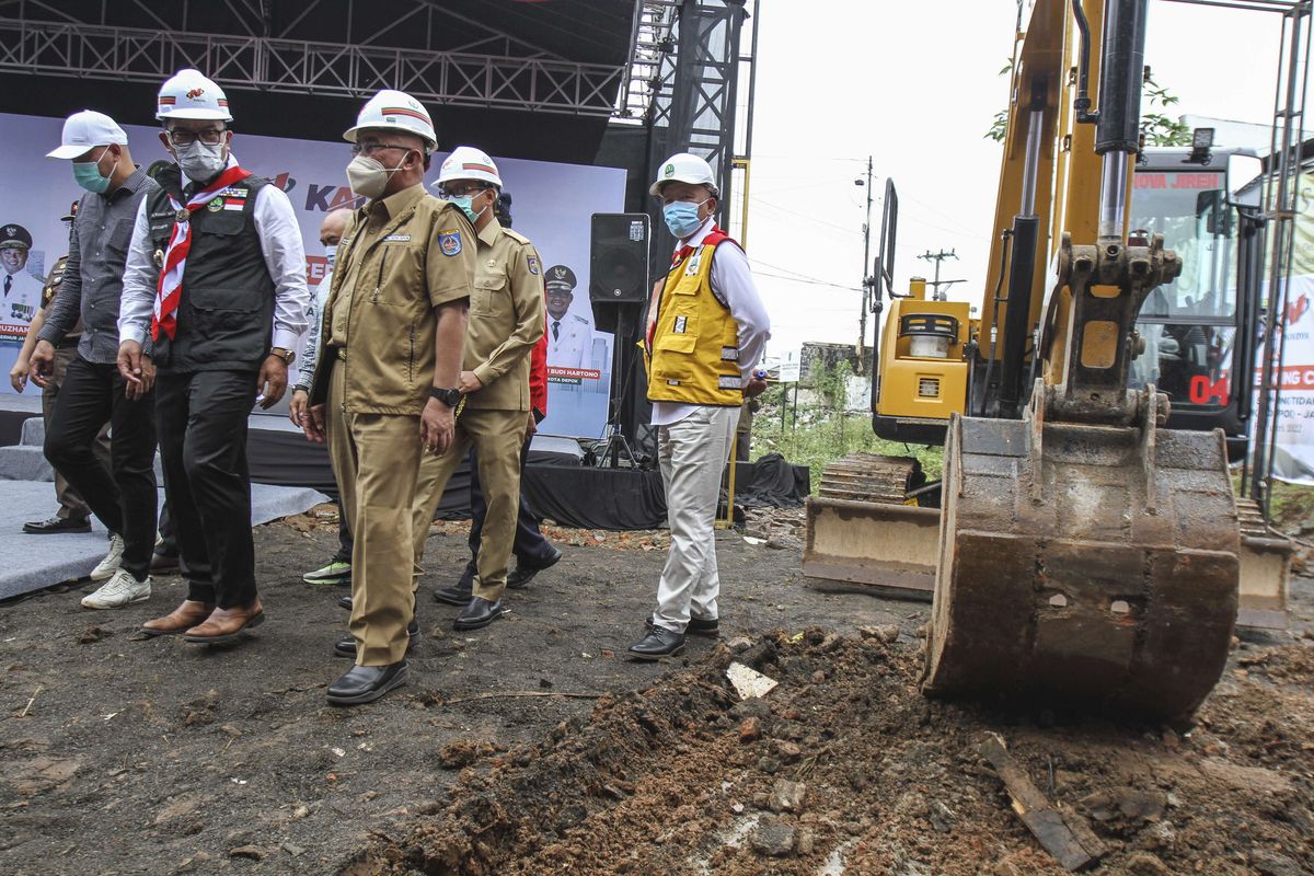 Gubernur Jawa Barat Ridwan Kamil (kiri) bersama Wali Kota Depok Mohammad Idris (kedua kanan) meninjau proyek underpass di Jalan Dewi Sartika, Depok, Jawa Barat, Senin (14/2/2022). Kunjungan Gubernur Jawa Barat tersebut dalam rangka menghadiri 'ground breaking' proyek pembangunan underpass jalan Dewi Sartika sepanjang 470 meter yang rencananya akan selesai pada akhir 2022.