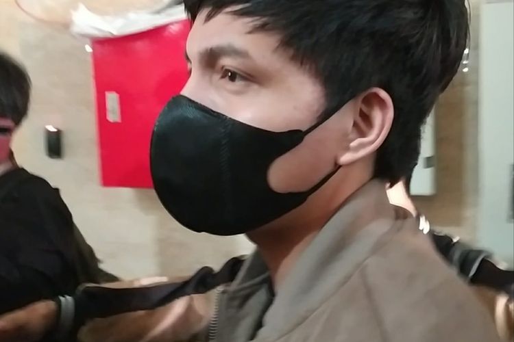 Youtuber Atta Halilintar tiba di Gedung Bareskrim Polri, Jakarta, Kamis (17/3/2022) untuk diperiksa terkait kasus tersangka kasus penipuan aplikasi Quotex Doni Muhammad Taufik alias Doni Salmanan.