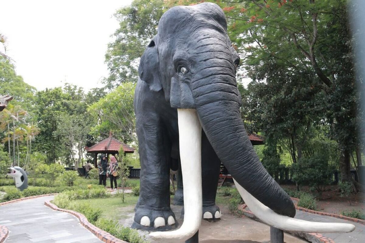 Patung gajah di halaman Museum Trinil.