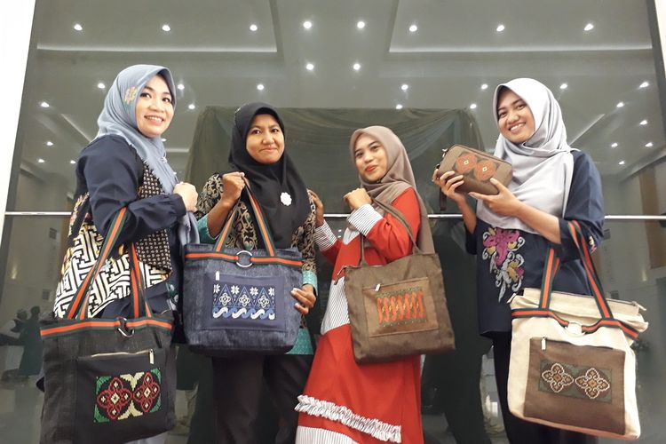 Briska (gaun merah) dan sejumlah wanita muda Gorontalo yang menggandrungi tas karawo, varian baru aplikasi sulaman karawo.