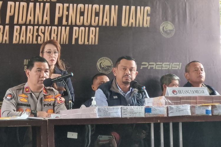 Direktur Tindak Pidana Narkoba Bareskrim Brigjen Mukti Juharsa saat konferensi pers di Mabes Polri, Jakarta, Kamis (24/8/2023).