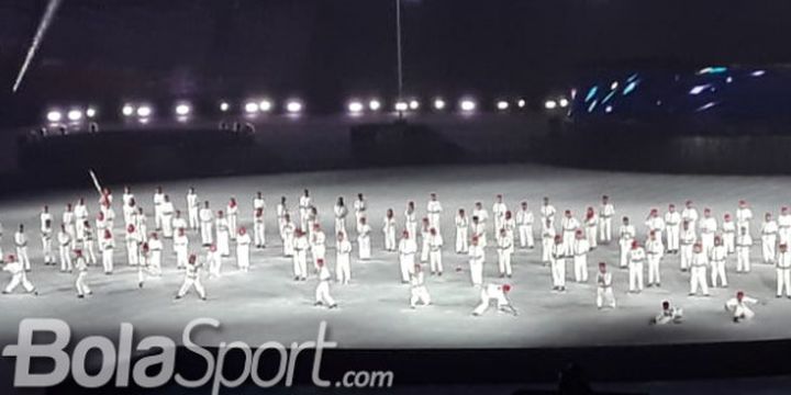 Atraksi yang ditampilkan ratusan pesilat dari perguruan ISBI JAYA (Ikatan Silat Betawi Indonesia Jaya) jelang berlangsungnya Closing Ceremony Asian Games 2018 di Stadion Utama Gelora Bung Karno, Jakarta, Minggu (2/9/2018).