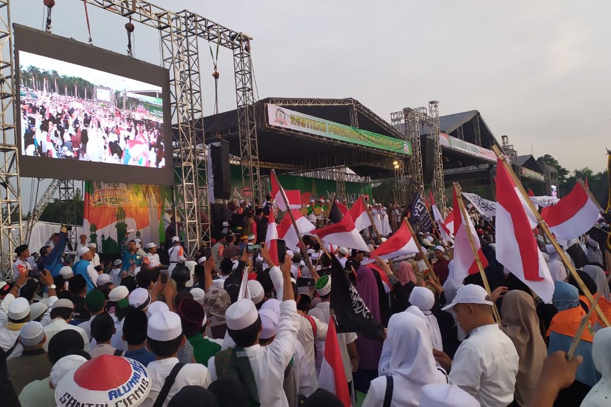 Suasana jamaah yang datang di Reuni Akbar 212, Monas, Jakarta Pusat, Senin (2/12/2019).