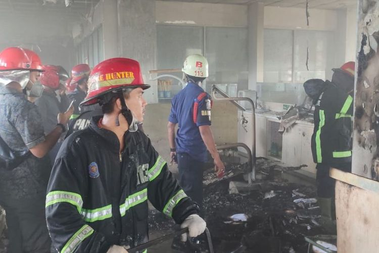 Petugas sedang berupaya memadamkan api di Rumah Sakit Gigi Baiturrahmah Padang. 

