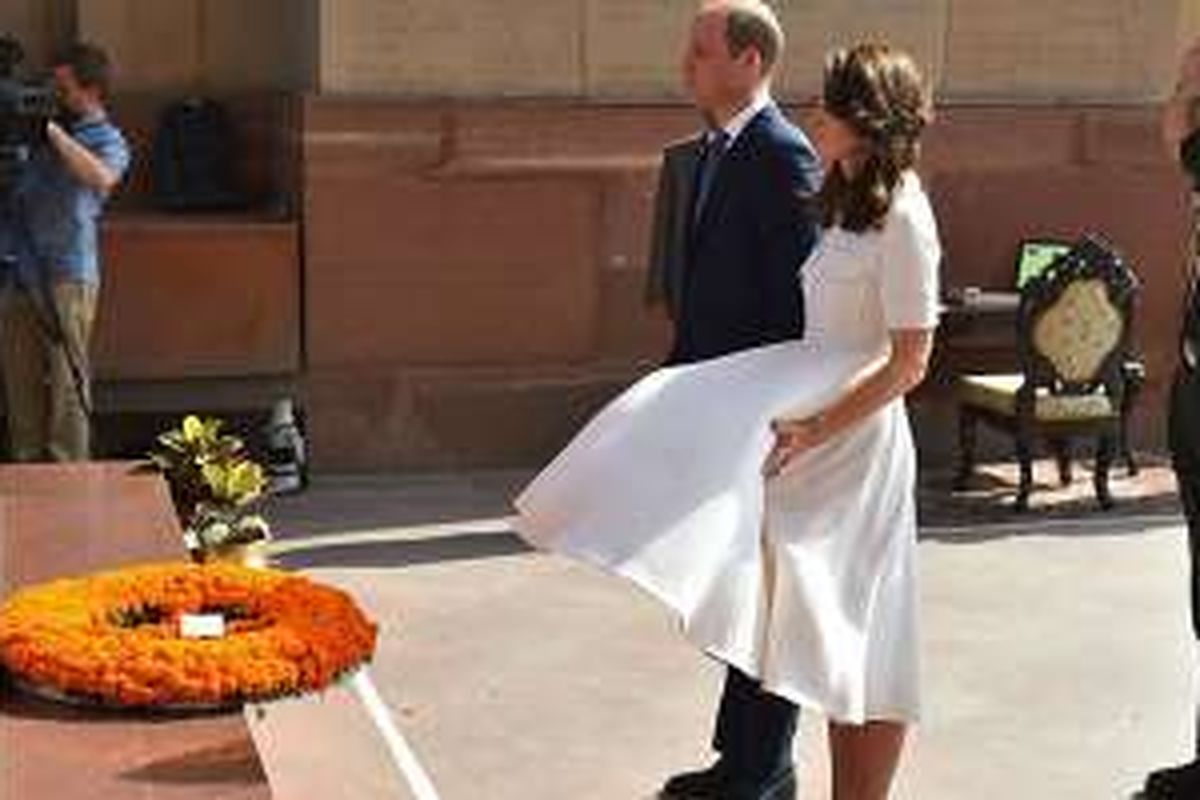 Momen rok gaun warna gading yang dikenakan oleh Kate Middleton tersibak di acara kunjungan kenegaraan di India. 