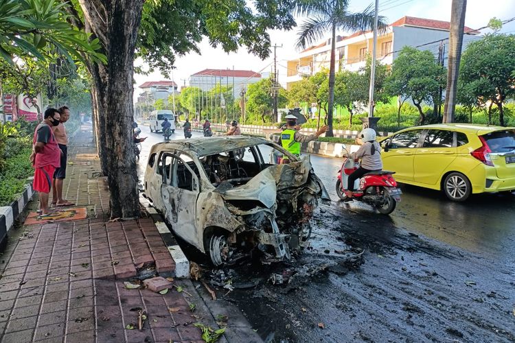 Kendaraan roda empat terbakar usai terlibat kecelakaan lalu lintas di Jalan By Pass Ngurah Rai, Badung, Bali, Kamis pagi.