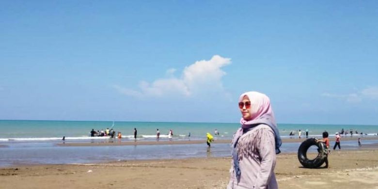 Wisatawan memandang Pantai Bantayan, di Desa Ulee Rubek, Kecamatan Seunuddon, Kabupaten Aceh Utara, Aceh, Minggu (3/2/2019).