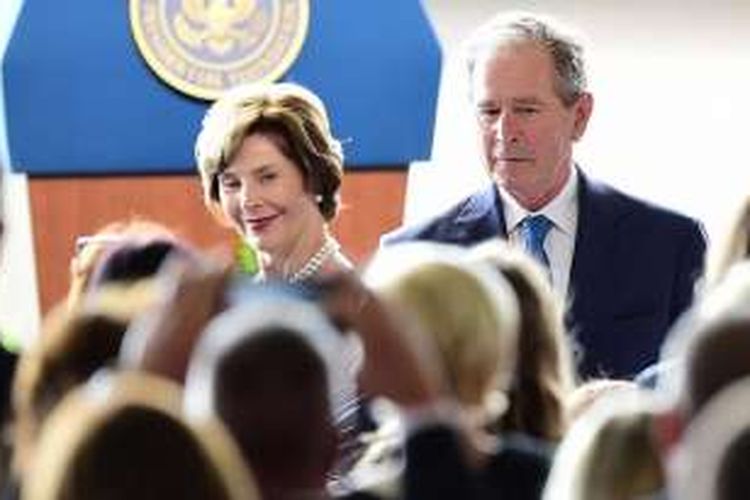 Mantan Presiden Amerika Serikat George W Bush dan istri Laura Bush 