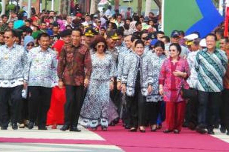 Rombongan Presiden J­oko Widodo menghadiri puncak Sail Tomini­ di Pantai Kayu Bura, Desa Pelawa Baru, ­Kecamatan Parigi Tengah, Kabupaten Parig­i Moutong, Sulawesi Tengah, Sabtu (19/9/­2015). 