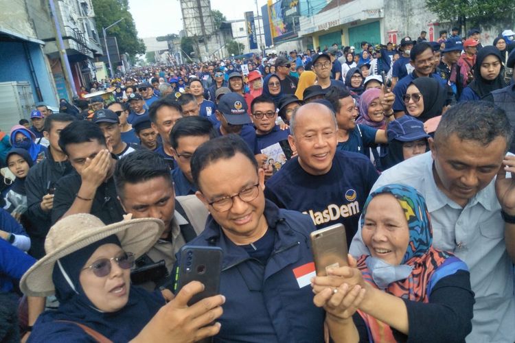 Calon Presiden Partai Nasdem Anies Baswedan, diserbu swafoto ibu-ibu saat mengikuti acara gerak jalan sehat HUT Partai Nasdem ke-11 di Ciamis, Jawa Barat, Minggu (20/11/2022).