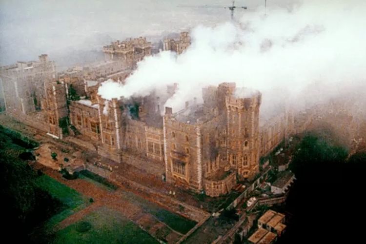 Kastil Windsor terbakar.