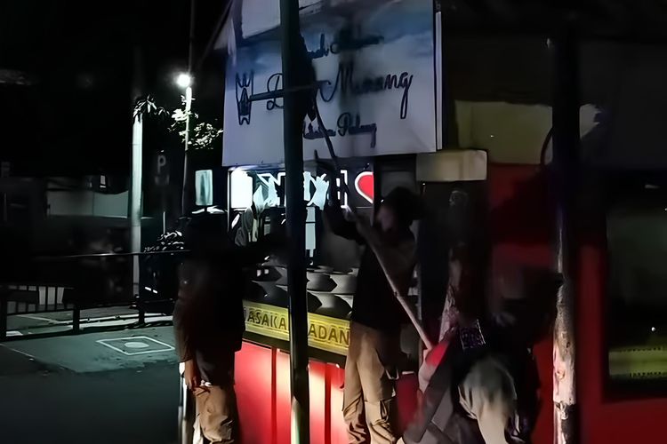 Tak Hanya di Jakarta, Atribut Ormas Turut Ditertibkan di Bekasi