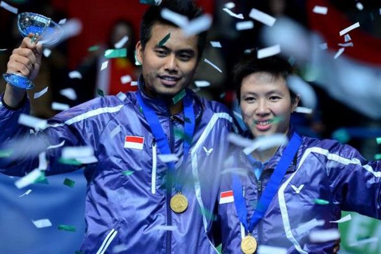 Ganda campuran Indonesia, Tontowi Ahmad (kiri) dan Liliyana Natsir, mengangkat trofi All England yang mereka raih usai kalahkan pasangan China, Zhang Nan/Zhao Yunlei, Minggu (10/3/2013).