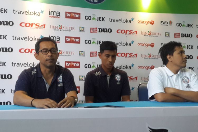 Pelatih Arema FC Aji Santoso (kiri) saat konferensi pers di Kantor Arema FC, Kota Malang, Sabtu (27/5/2017)
