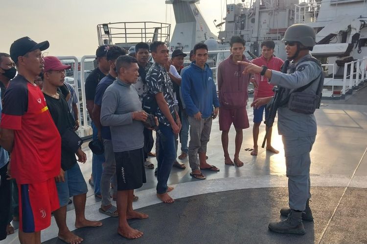 Badan Keamanan Laut (Bakamla) RI atau Indonesia Coast Guard melalui KN Pulau Marore-322 berhasil menyelamatkan 30 calon Pekerja Migran Indonesia (TKI) di perairan Pantai Dangas, Sekupang, Batam, Kepulauan Riau (Kepri) yang hendak diselundupkan ke Malaysia, Senin (13/11/2023).