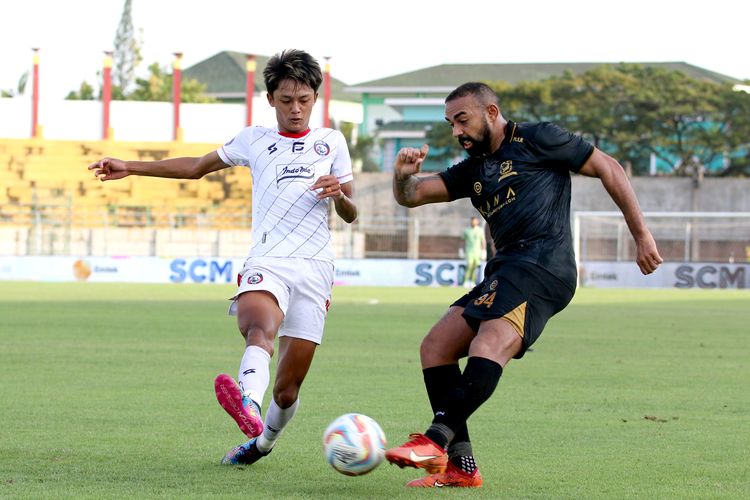 Pemain Arema FC Achmad Maulana bersiap menghalau tendangan pemain Madura United saat laga pekan ke-34 Liga 1 2023-2024 yang berakhir dengan skor 0-0 di Stadion Gelora Bangkalan, Selasa (30/4/2024) sore.