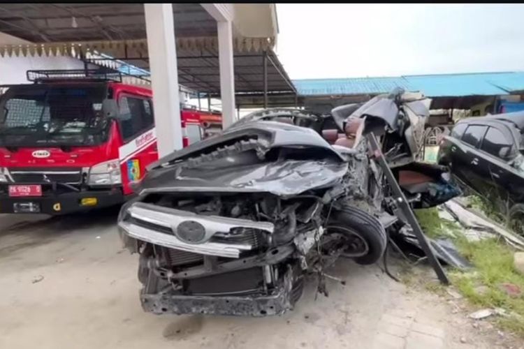 Kondisi mobil Toyota Innova yang menabrak truk Boks di ruas tol Indrapura - Kisaran KM 134 Jalur B di Kabupaten Batubara, Sumatera Utara pada, Jumat (6/3/2026). Akibat insiden itu 4 penumpang Innova dilaporkan tewas. 
