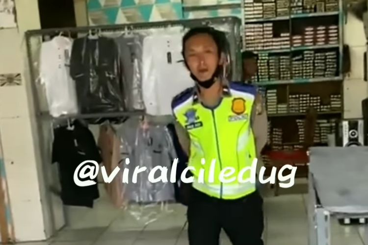 Video viral menarasikan polisi menilang pengendara di toko di Ciledug 