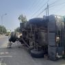 Truk Trailer Bermuatan 25 Ton Sodium Terguling di Jalur Pantura Indramayu, Akibat Jalan Berlubang