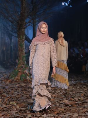 Salah satu koleksi Ramadhan Ivan Gunawan yang bertajuk Nostalgia dari Mandjha Hijab digelar di LiveSpace, SCBD, Jakarta Selatan, Rabu (20/3/2019).