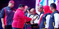 Gubernur Riau Syamsuar Raih Penghargaan dari Menpora