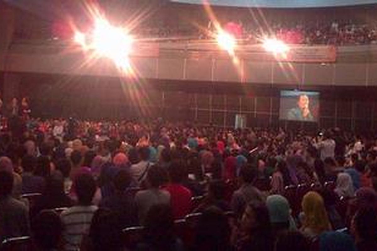 Ribuan pelajar dan mahasiswa padati  Smesco Convention Hall Jakarta untuk mengikuti diskusi entrepreneurship pada Minggu (17/3/2013). Acara ini dihadiri oleh Chairul Tanjung dan Joko Widodo. 