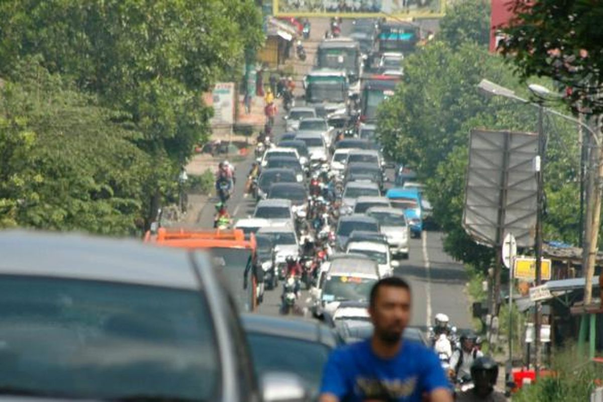 Memasuki masa libur panjang di Jalur Puncak terjadi antrian kendaraan roda dua maupun roda empat, Jumat (6/5/2016).