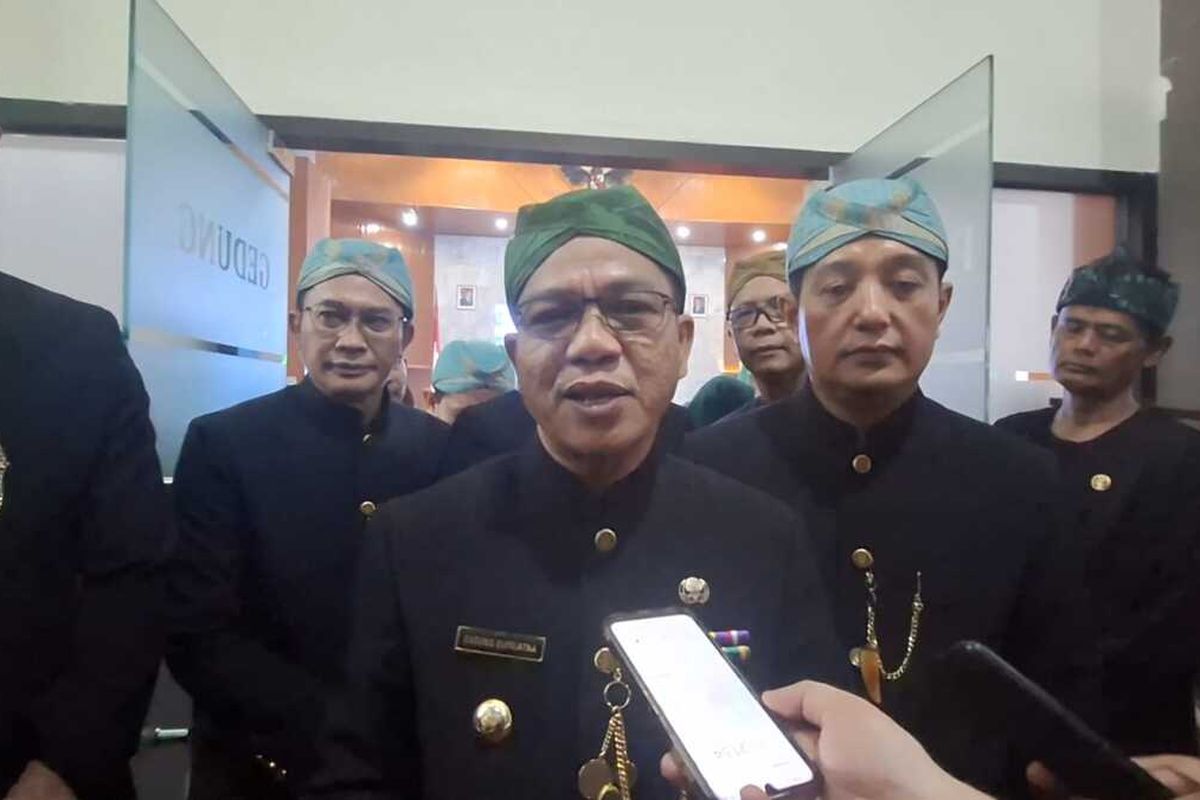 Bupati Bandung Dadang Supriatna saat diwawancarai usai melaksanakan upacara perayaan hari jadi Kabupaten Bandung, di Lapangan Upakarti, Soreang, Kabupaten Bandung, Jawa Barat, Senin (21/5/2025)