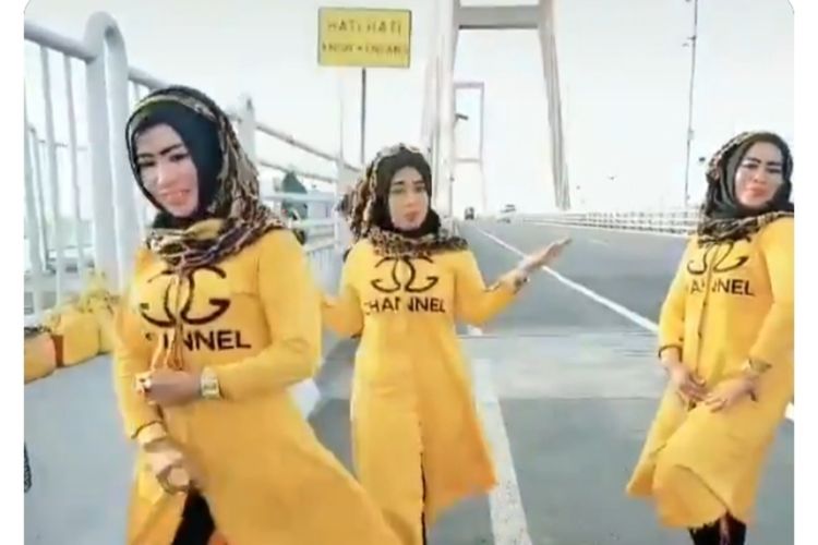 capture video tiktok 3 perempuan menari India di Jembatan Suramadu.