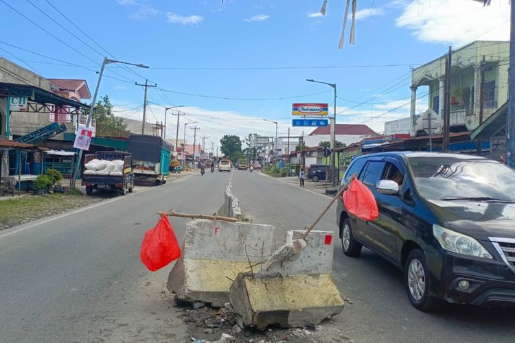 Beton pembatas jalan di ruas Jalan DI Panjaitan, Kecamatan Siantar Marimbun, Kota Pematangsiantar, Provinsi Sumatera Utara, Jumat (12/7/2024).