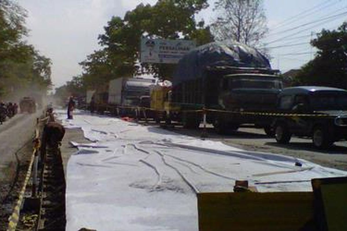 Jalan pantai utara atau pantura Kudus-Pati di Desa Terban, Kecamatan Jekulo, Kabupaten Kudus, Jawa Tengah, berdebu