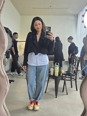 Dian Sastro mengenakan outfit yang membuatnya tampak awet muda.