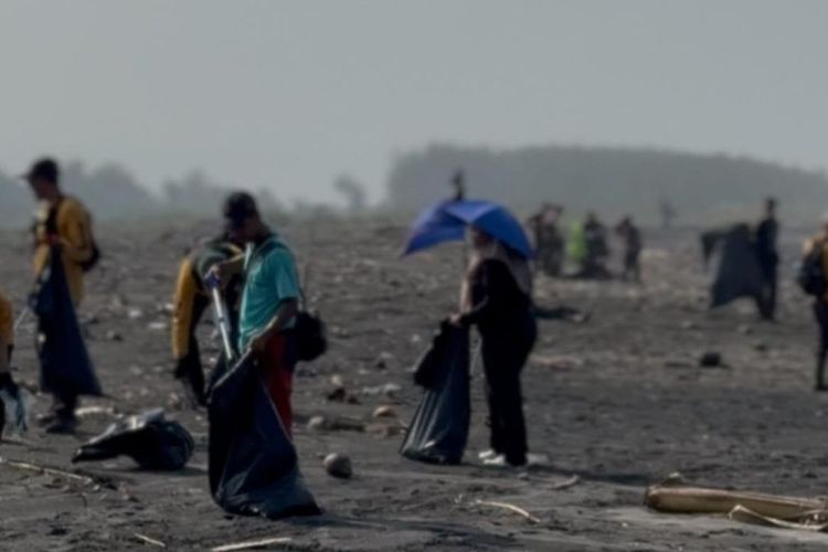 Pantai Jayanti dan Cidamar di Cianjur Dibersihkan, 2,5 Ton Sampah Diangkut Demi Dongkrak Wisata